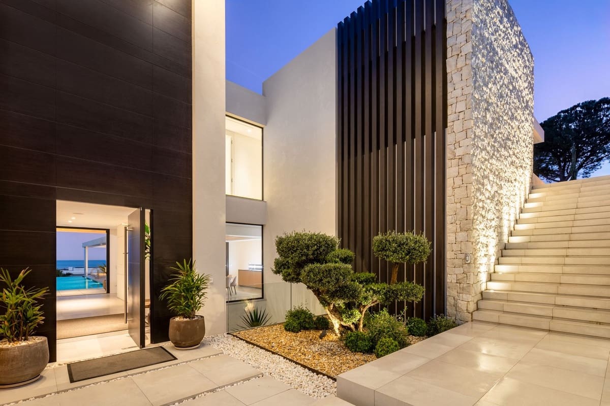 8 bedroom Villa for sale in Benahavis with pool garage - € 10,800,000 (Ref: 9720620)