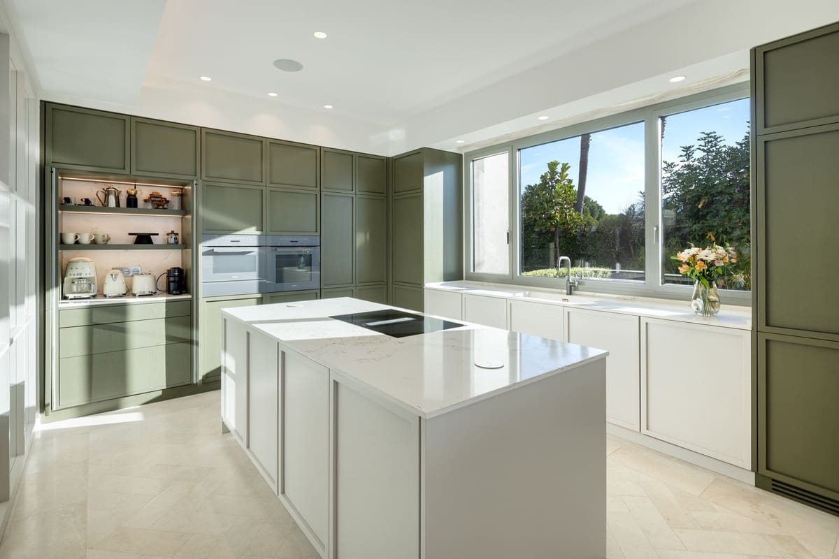 7 bedroom Villa for sale in Benahavis with pool garage - € 10,800,000 (Ref: 9720621)