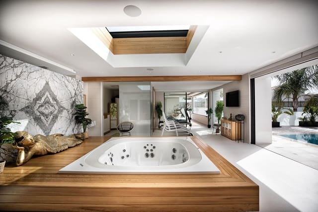 7 sypialnia Willa na sprzedaż w New Golden Mile, Estepona z basenem garażem - 15 000 000 € (Ref: 9720622)
