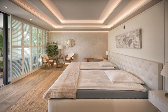 7 sypialnia Willa na sprzedaż w New Golden Mile, Estepona z basenem garażem - 15 000 000 € (Ref: 9720622)