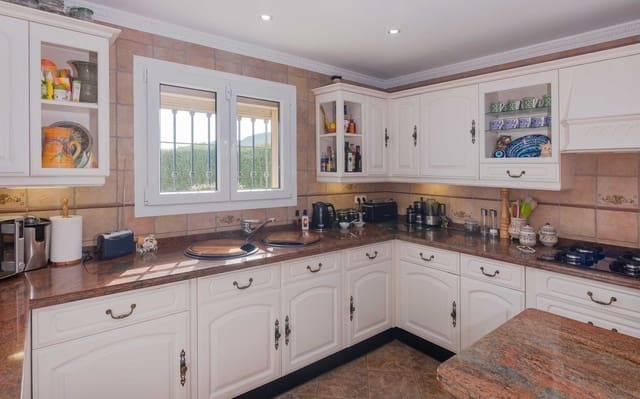 4 slaapkamer Villa te koop in Estepona met zwembad garage - € 765.000 (Ref: 9737157)