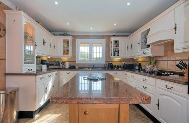 4 slaapkamer Villa te koop in Estepona met zwembad garage - € 765.000 (Ref: 9737157)