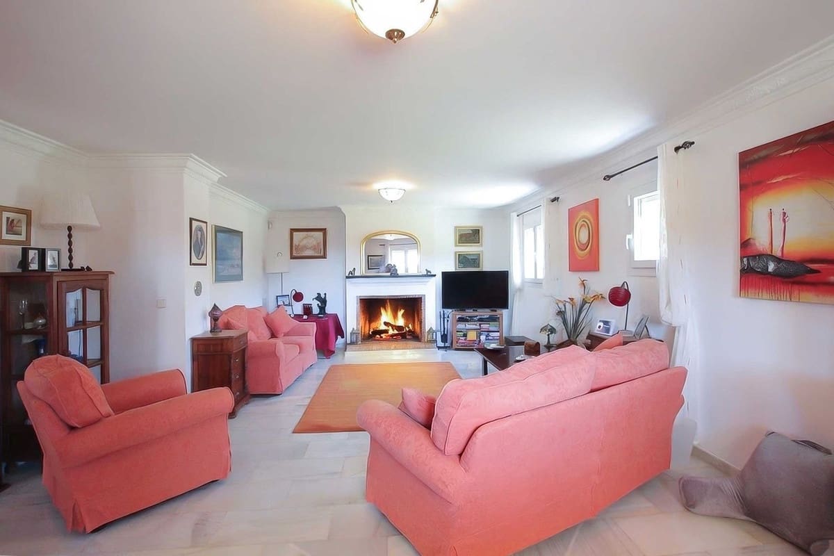 4 bedroom Villa for sale in Estepona with pool garage - € 765,000 (Ref: 9737157)