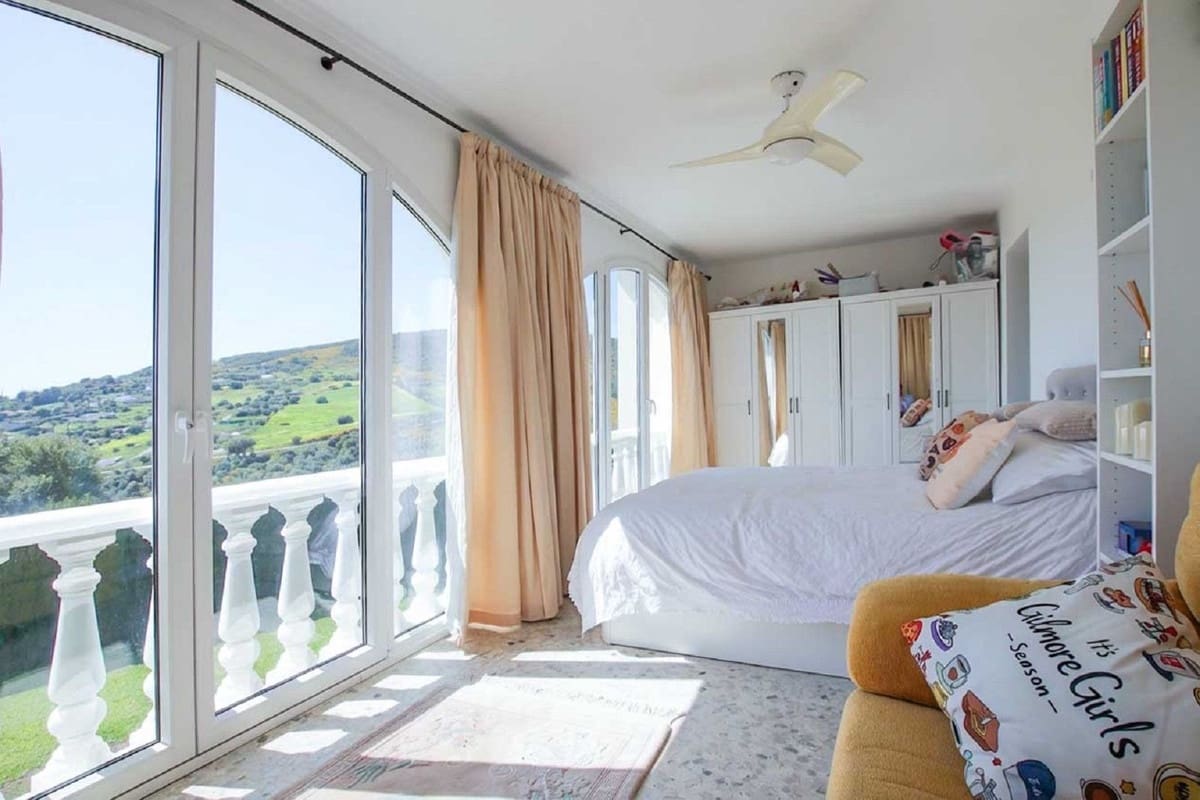 4 bedroom Villa for sale in Estepona with pool garage - € 765,000 (Ref: 9737157)