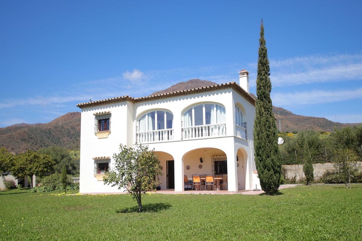 4 bedroom Villa for sale in Estepona with pool garage - € 765,000 (Ref: 9737157)