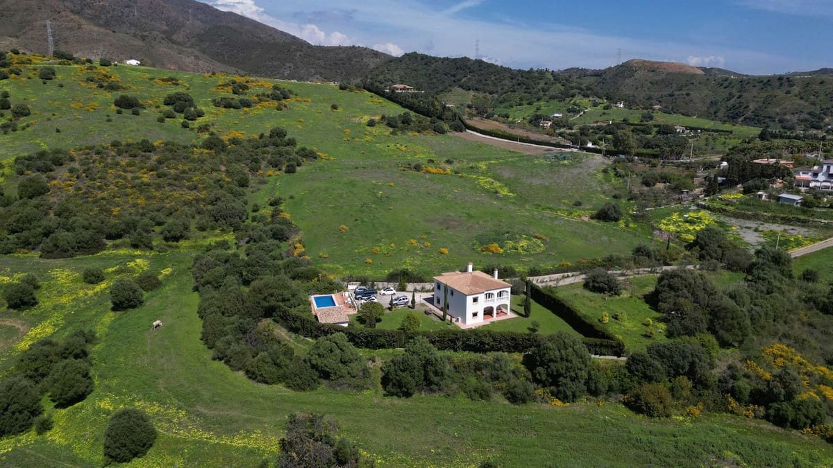 4 bedroom Villa for sale in Estepona with pool garage - € 765,000 (Ref: 9737157)