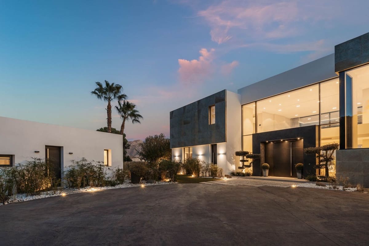 5 bedroom Villa for sale in El Madronal with pool garage - € 6,495,000 (Ref: 9737158)