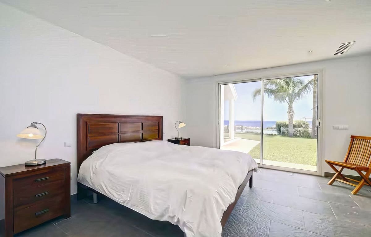 6 bedroom Villa for sale in Manilva with pool garage - € 2,500,000 (Ref: 9769043)