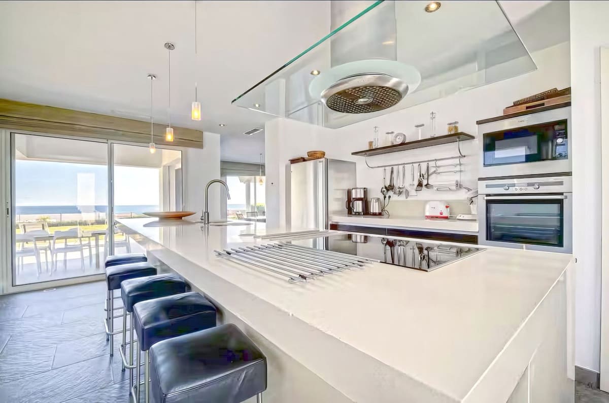 6 bedroom Villa for sale in Manilva with pool garage - € 2,500,000 (Ref: 9769043)