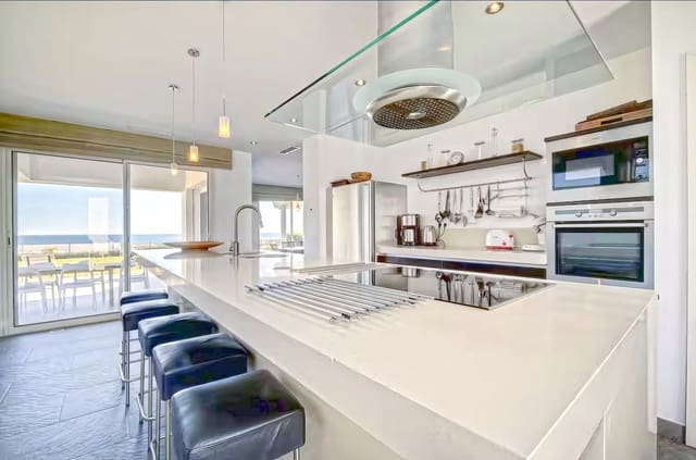 6 bedroom Villa for sale in Manilva with pool garage - € 2,500,000 (Ref: 9769043)