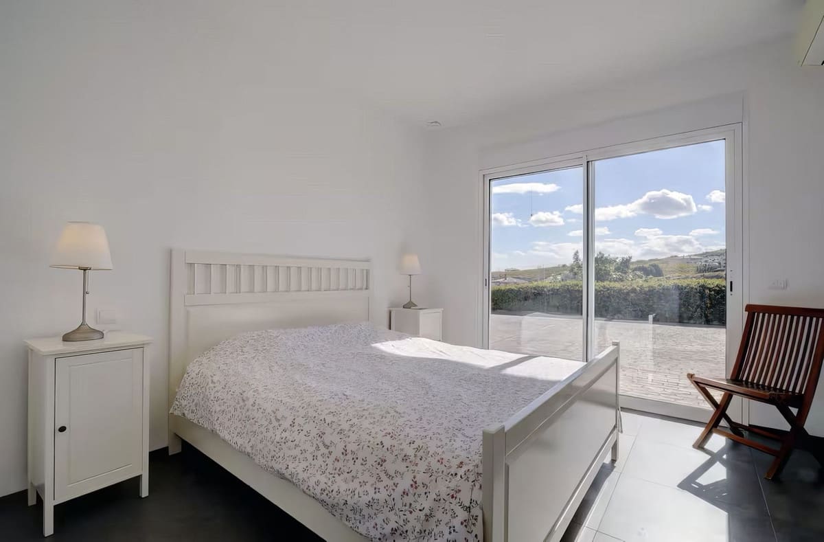 6 bedroom Villa for sale in Manilva with pool garage - € 2,500,000 (Ref: 9769043)