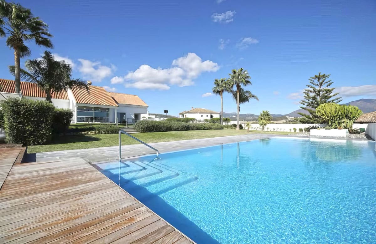 6 bedroom Villa for sale in Manilva with pool garage - € 2,500,000 (Ref: 9769043)