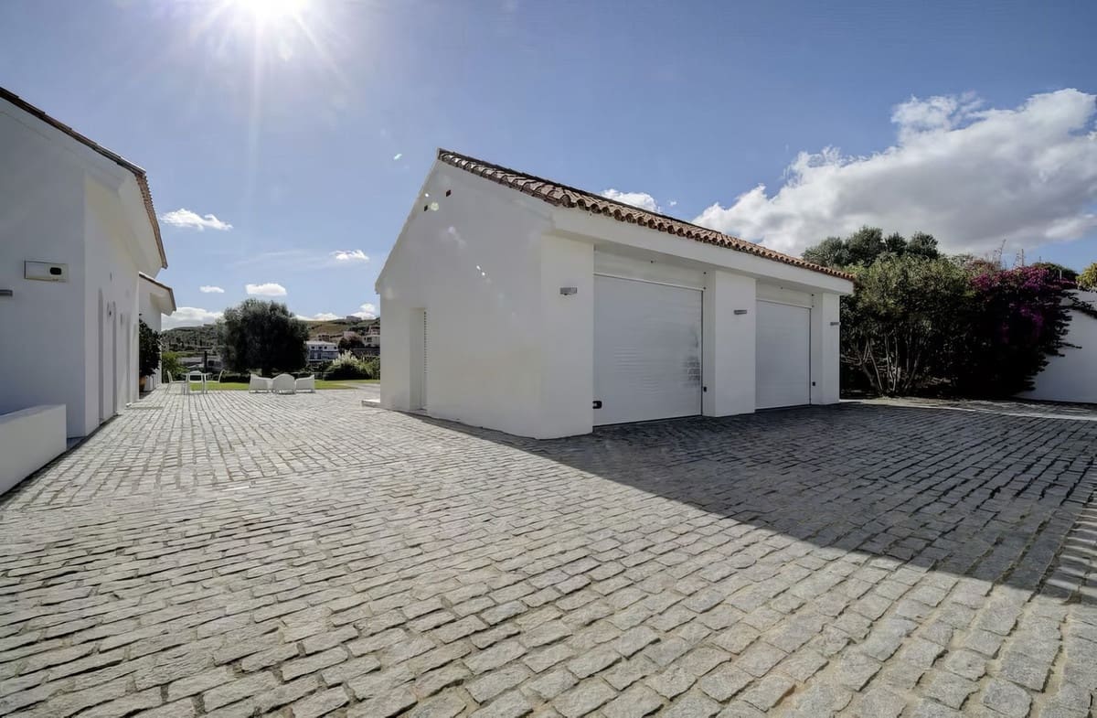 6 bedroom Villa for sale in Manilva with pool garage - € 2,500,000 (Ref: 9769043)