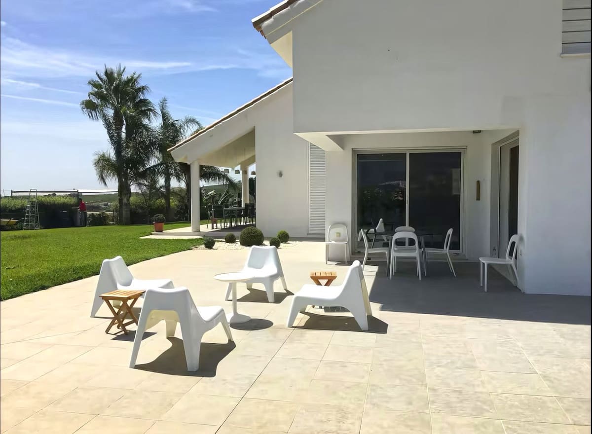 6 bedroom Villa for sale in Manilva with pool garage - € 2,500,000 (Ref: 9769043)