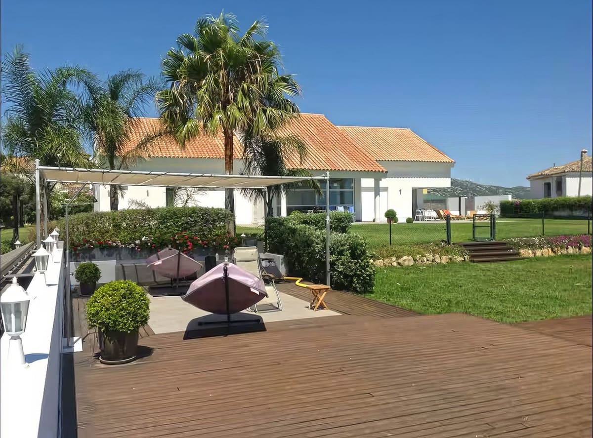 6 bedroom Villa for sale in Manilva with pool garage - € 2,500,000 (Ref: 9769043)
