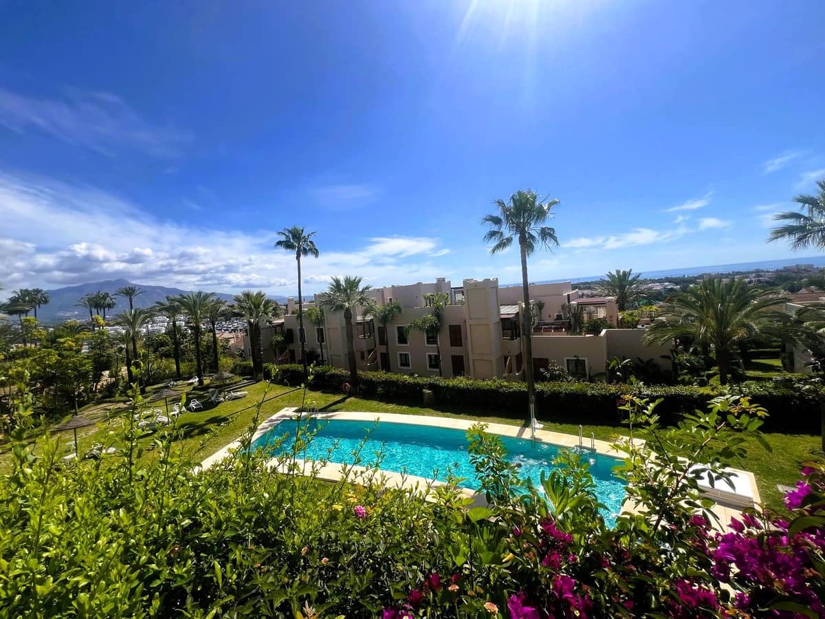 2 soveværelse Lejlighed til salg i El Paraiso med swimmingpool garage - € 495.000 (Ref: 8949837)