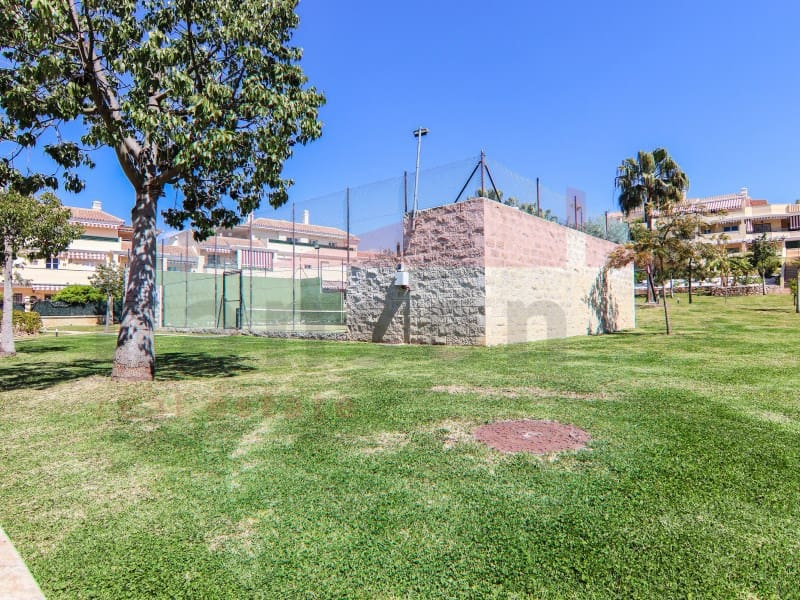 3 sypialnia Mieszkanie na sprzedaż w Caleta de Velez z basenem garażem - 350 000 € (Ref: 10070751)