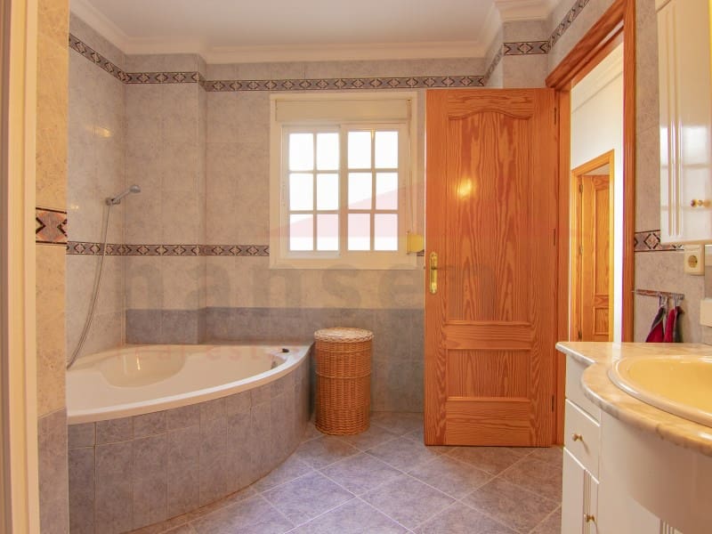 7 bedroom Townhouse for sale in Velez-Malaga - € 380,000 (Ref: 7218843)