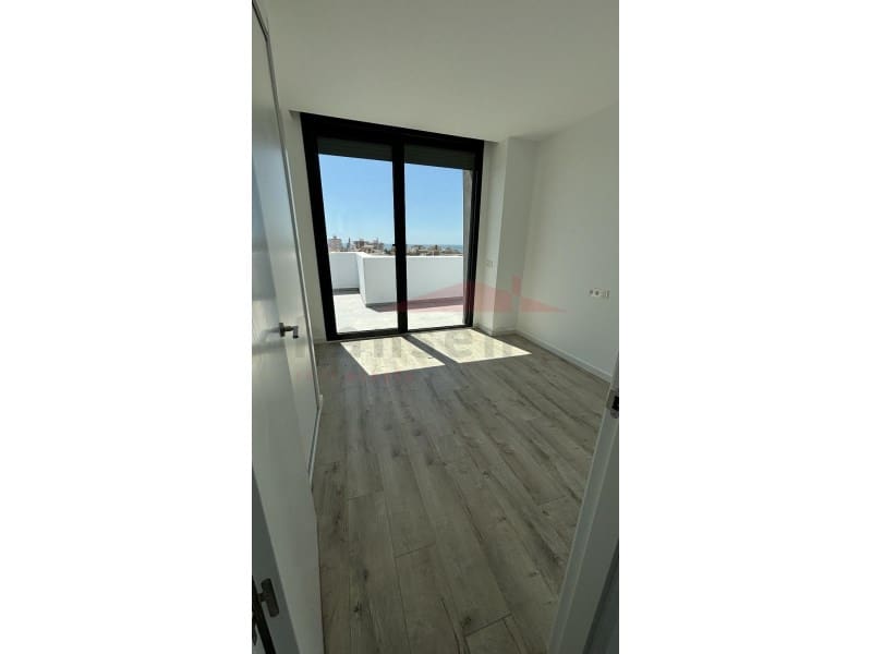3 soveværelse Semi-Rækkehus til salg i Torre del Mar med garage - € 579.900 (Ref: 8656541)