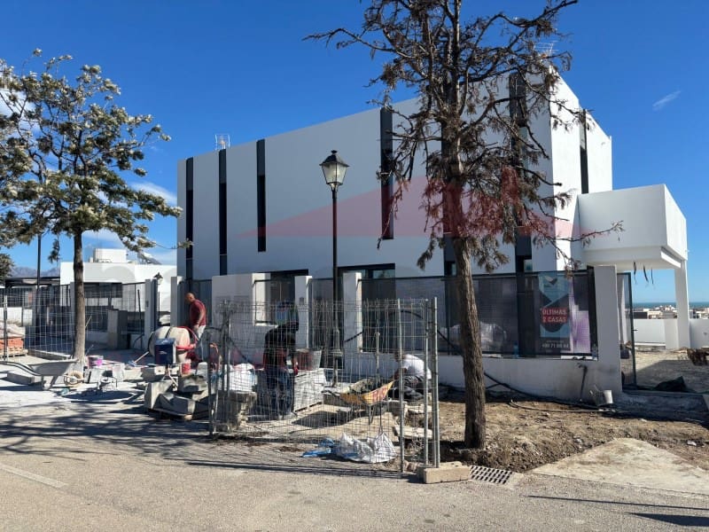 3 soveværelse Semi-Rækkehus til salg i Torre del Mar med garage - € 579.900 (Ref: 8656541)