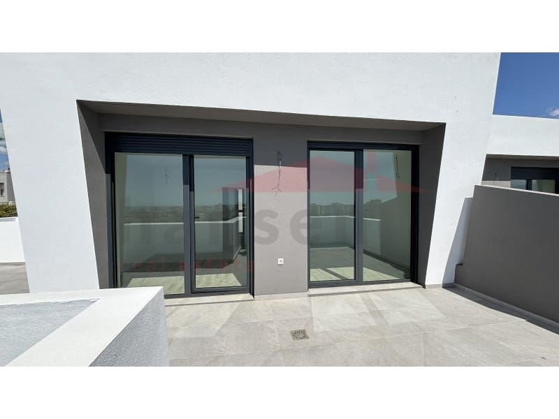 3 soverom Kjedet enebolig til salgs i Torre del Mar med svømmebasseng garasje - € 579 900 (Ref: 8656542)