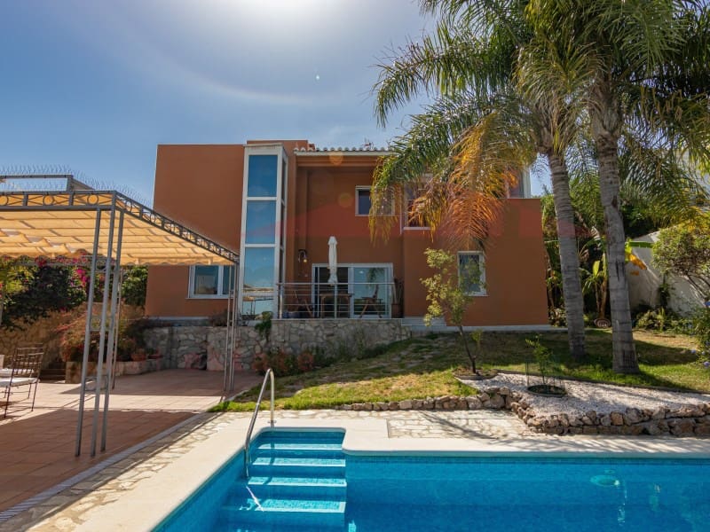 3 soveværelse Villa til salg i Almayate med swimmingpool garage - € 660.000 (Ref: 9026647)