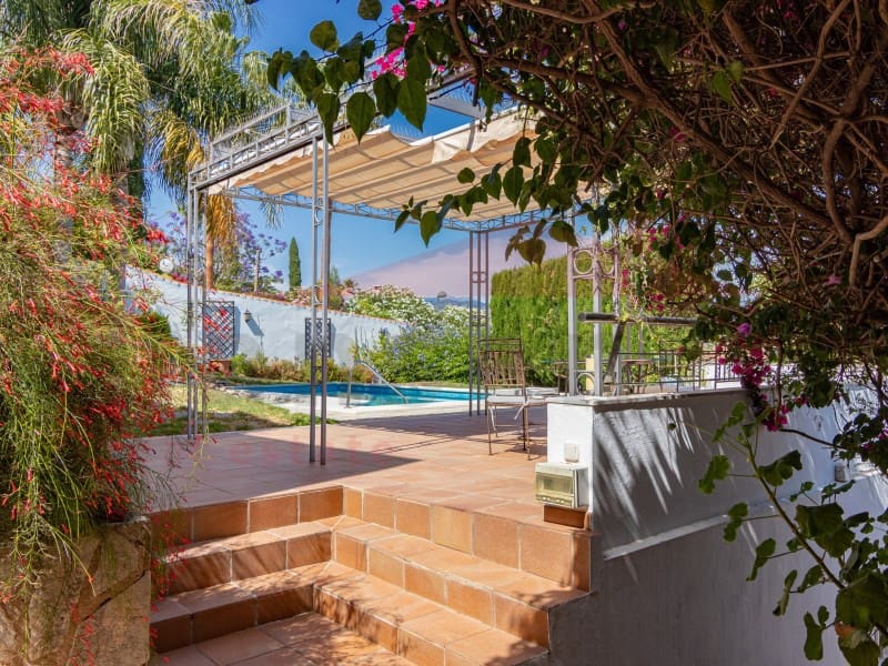 3 soveværelse Villa til salg i Almayate med swimmingpool garage - € 660.000 (Ref: 9026647)