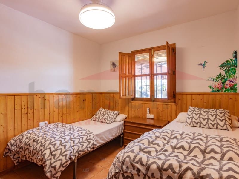 3 soveværelse Finca/Landehus til salg i Sayalonga med swimmingpool - € 370.000 (Ref: 9037031)