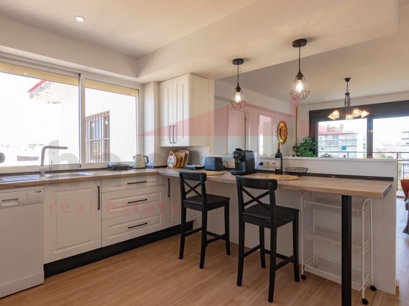 3 slaapkamer Flat te huur in Torre del Mar - € 1.300 (Ref: 9243528)