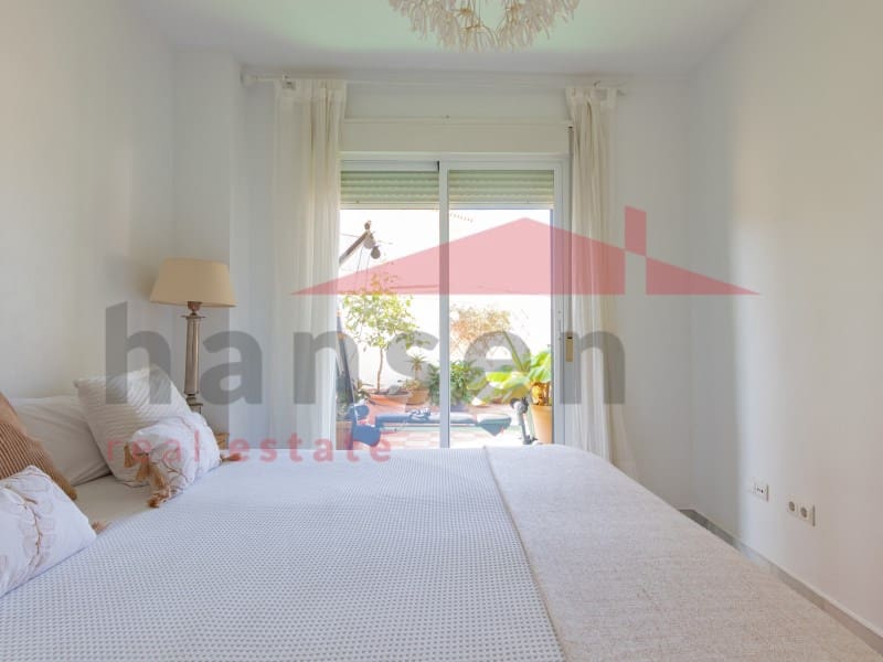 2 soverom Leilighet til salgs i Caleta de Velez med svømmebasseng garasje - € 339 000 (Ref: 9324270)