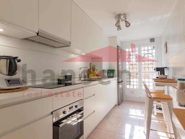 2 soverom Leilighet til salgs i Caleta de Vélez, Vélez-Málaga med svømmebasseng garasje - € 339 000 (Ref: 9324270)