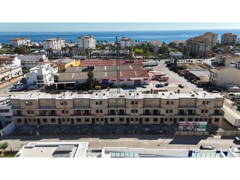 4 soveværelse Byhus til salg i Torrox-Costa med swimmingpool garage - € 420.000 (Ref: 9524585)