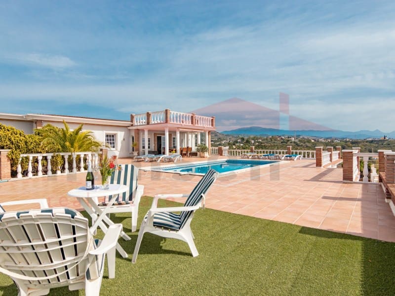 5 Zimmer Villa zu verkaufen in Benajarafe mit Pool - 955.000 € (Ref: 9704898)