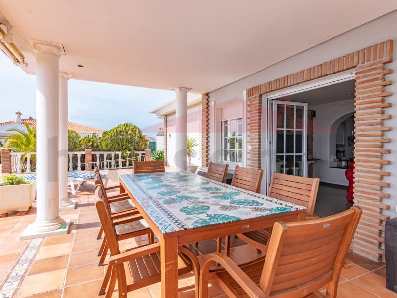 5 Zimmer Villa zu verkaufen in Benajarafe mit Pool - 955.000 € (Ref: 9704898)