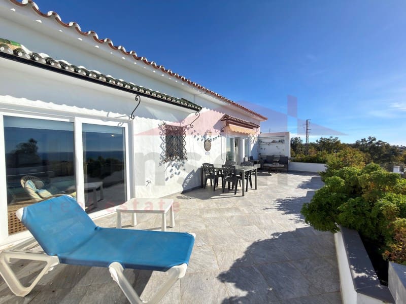 Chalet de 5 habitaciones en Benajarafe en venta - 1.370.000 € (Ref: 9890015)