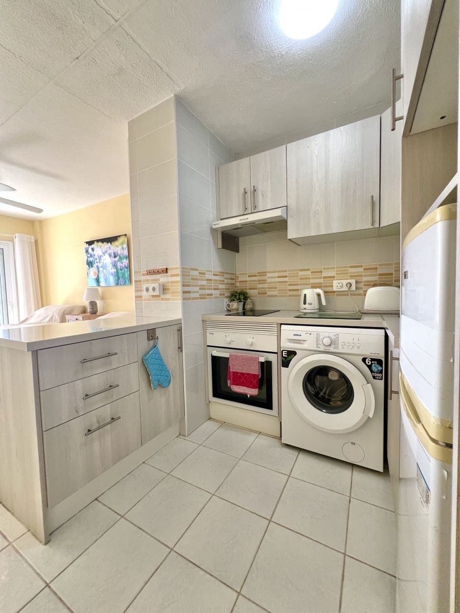 Apartment for sale in Los Cristianos with pool - € 260,000 (Ref: 10048927)