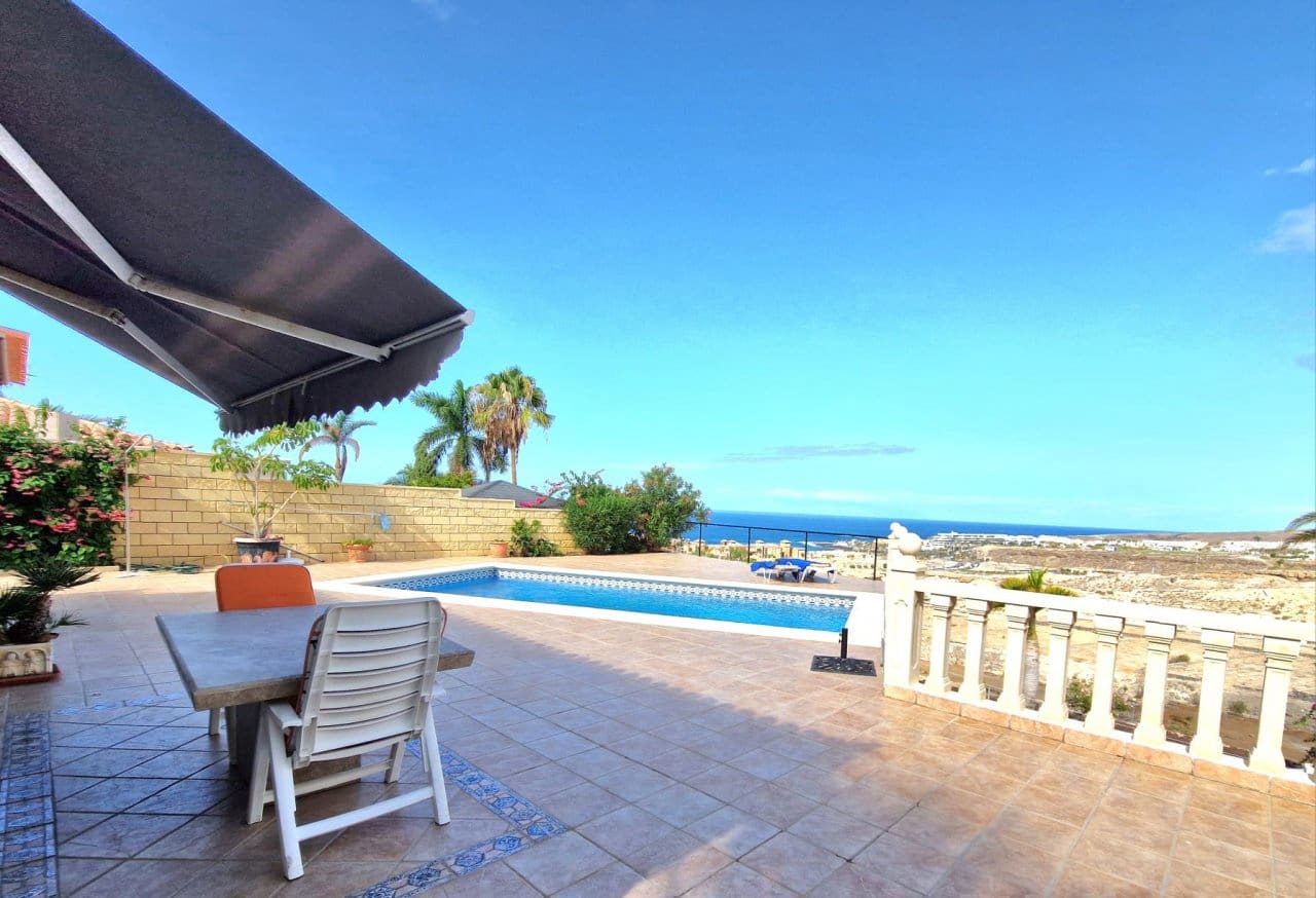 3 soveværelse Villa til salg i Playa del Duque med swimmingpool - € 2.199.000 (Ref: 3335720)