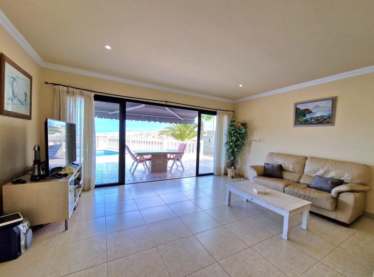 3 soveværelse Villa til salg i Playa del Duque med swimmingpool - € 2.199.000 (Ref: 3335720)