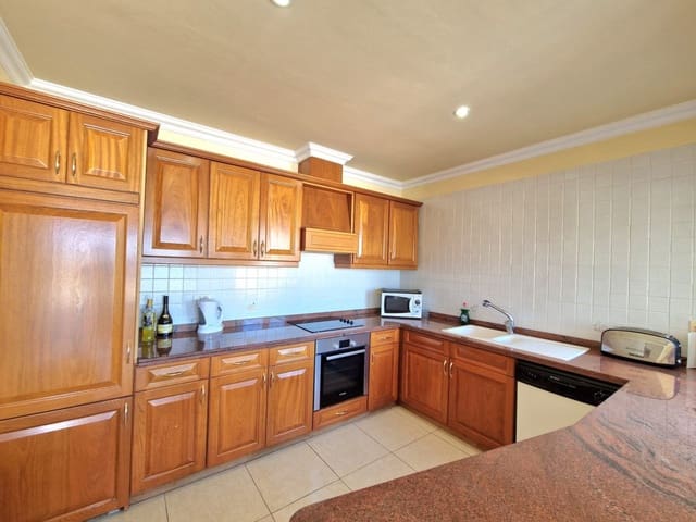 3 soveværelse Villa til salg i Playa del Duque, Adeje med swimmingpool - € 2.199.000 (Ref: 3335720)