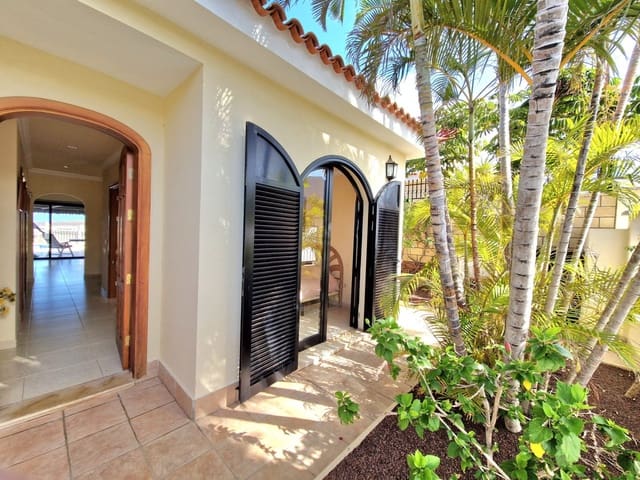 3 soveværelse Villa til salg i Playa del Duque, Adeje med swimmingpool - € 2.199.000 (Ref: 3335720)