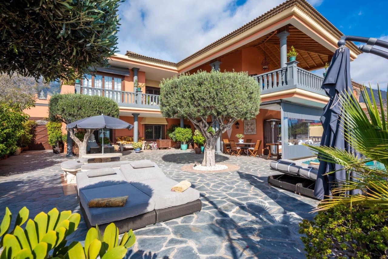 4 bedroom Villa for sale in Adeje with pool - € 3,690,000 (Ref: 7277997)