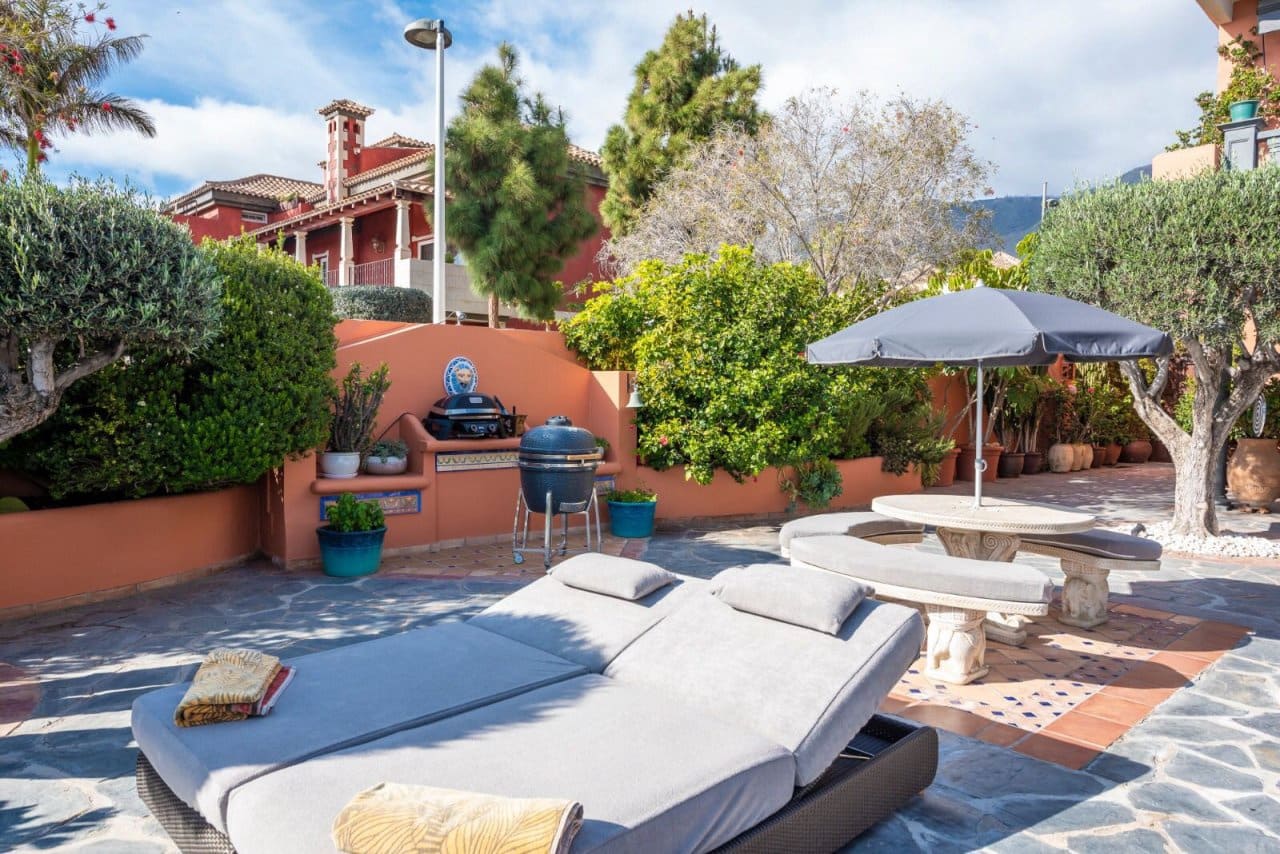 4 bedroom Villa for sale in Adeje with pool - € 3,690,000 (Ref: 7277997)