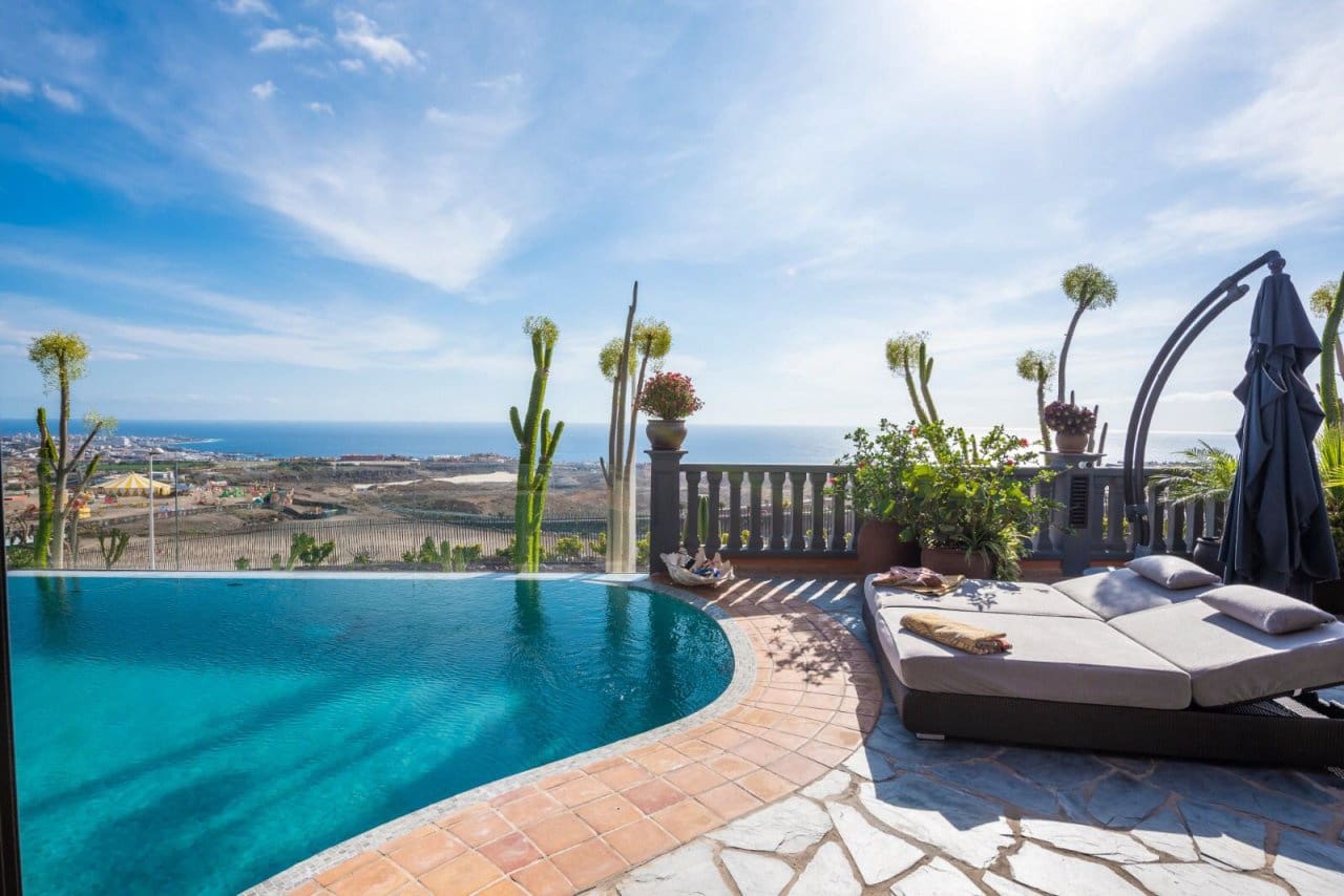 4 bedroom Villa for sale in Adeje with pool - € 3,690,000 (Ref: 7277997)