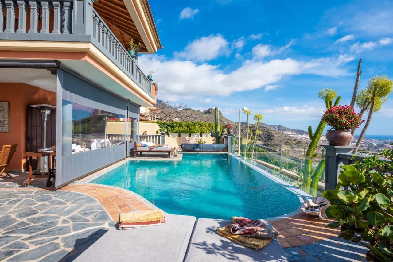 4 bedroom Villa for sale in Adeje with pool - € 3,690,000 (Ref: 7277997)