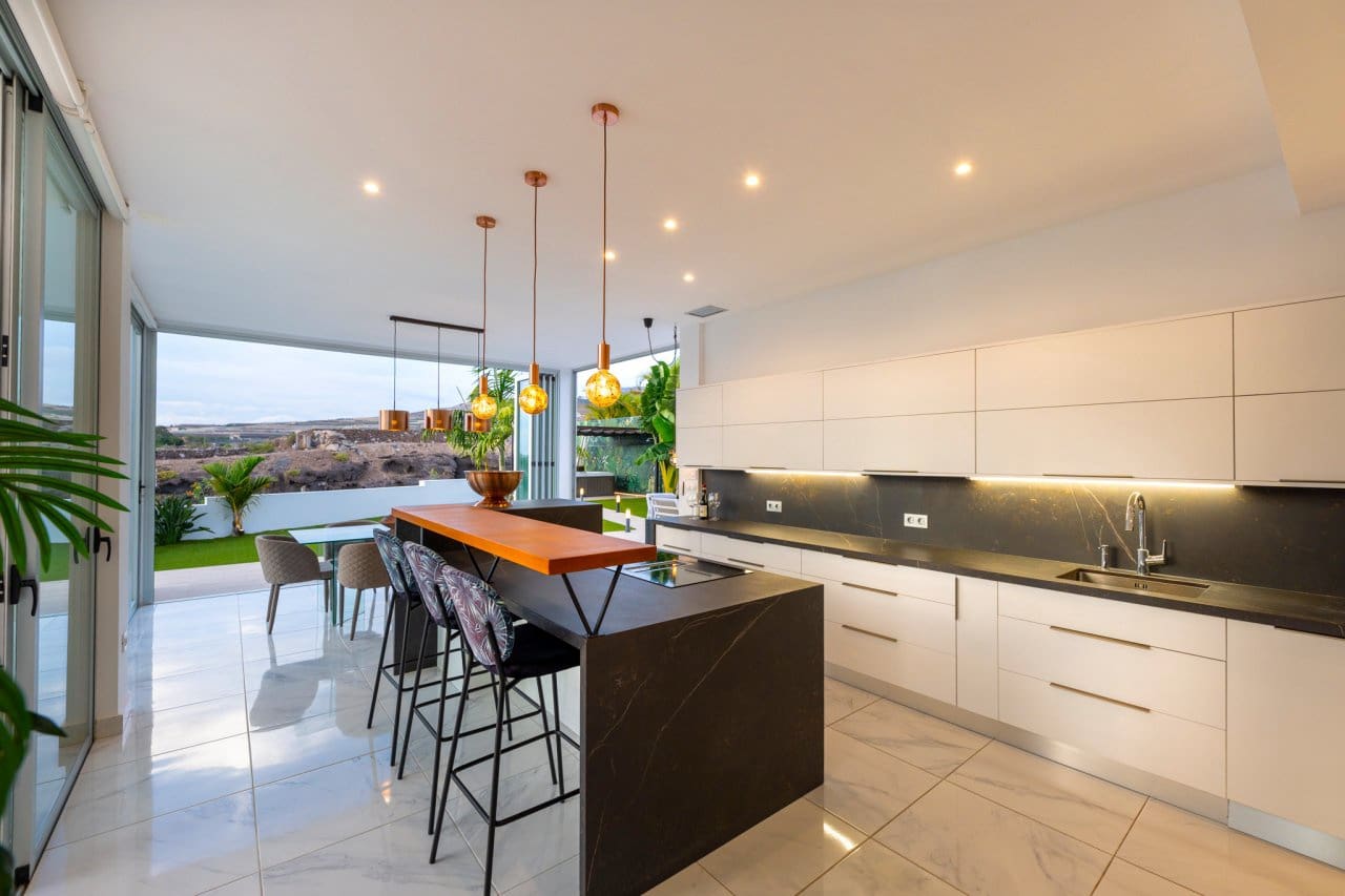 4 bedroom Villa for sale in Playa Paraiso with pool - € 2,950,000 (Ref: 7854737)