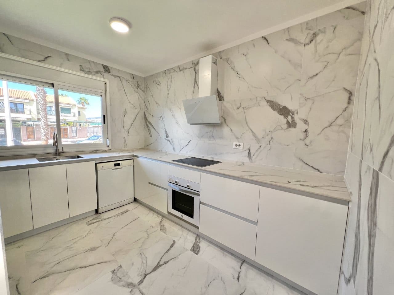 2 soveværelse Byhus til salg i Playa del Duque med swimmingpool garage - € 625.000 (Ref: 9206410)