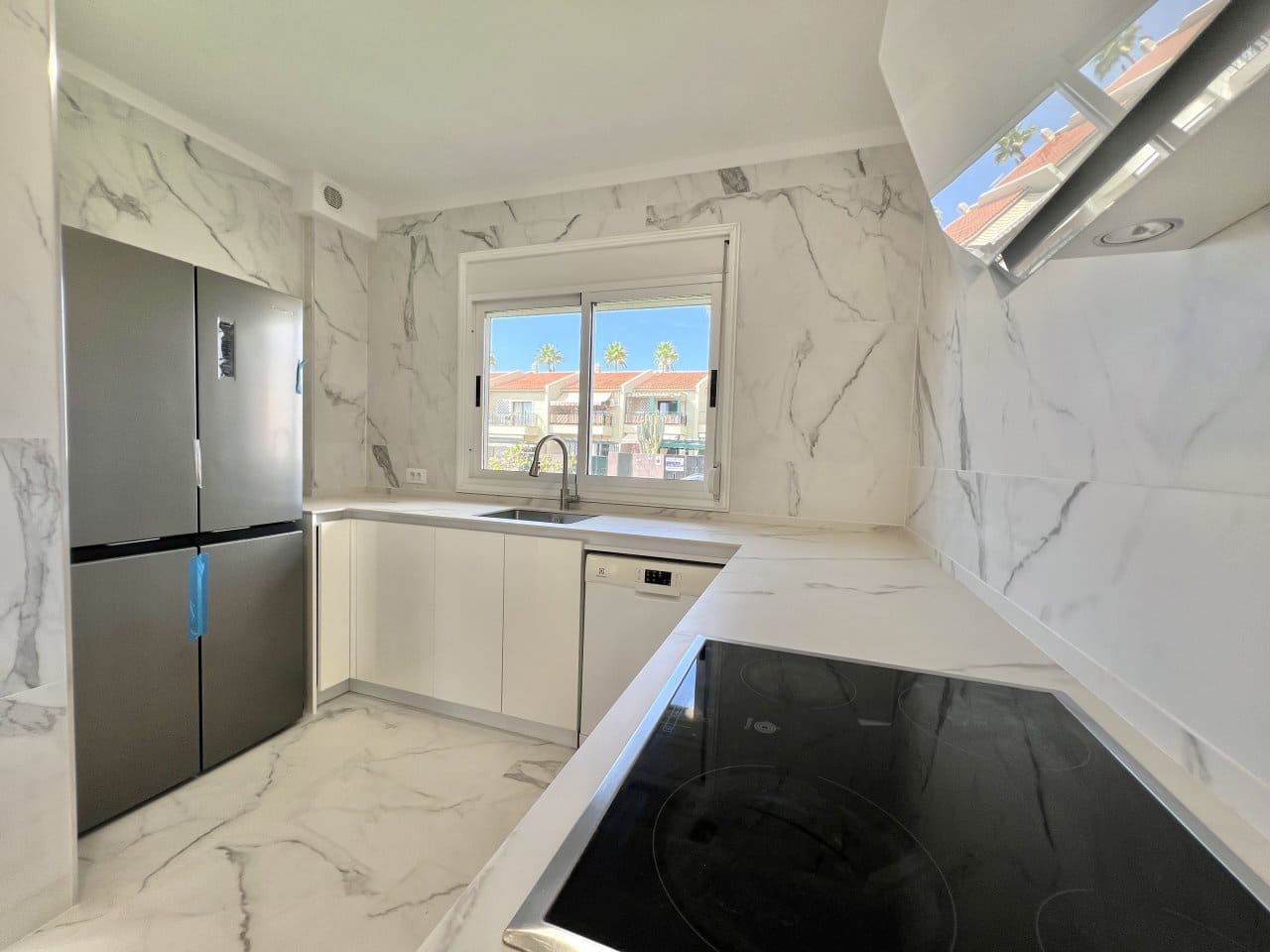 2 soveværelse Byhus til salg i Playa del Duque med swimmingpool garage - € 625.000 (Ref: 9206410)