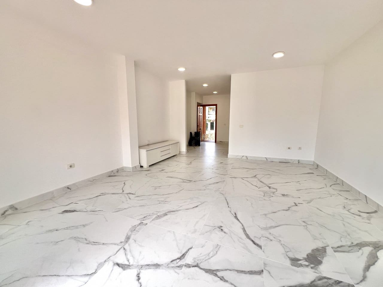 2 soveværelse Byhus til salg i Playa del Duque med swimmingpool garage - € 625.000 (Ref: 9206410)