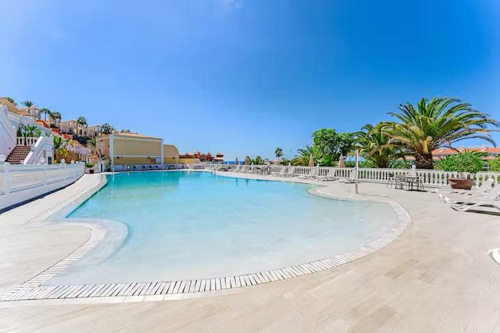 1 bedroom Apartment for sale in Playa del Duque - € 580,000 (Ref: 9461956)