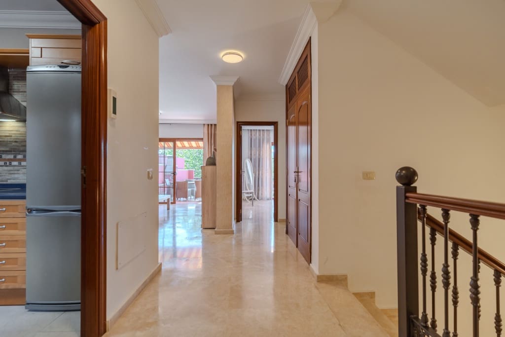 3 bedroom Villa for sale in Playa del Duque with pool - € 1,280,000 (Ref: 9461957)